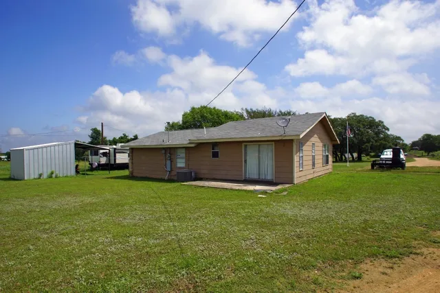 a view of a yard in front of house