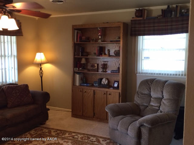 5013 Leigh Avenue Amarillo, TX 79110 - Photo 6 of 18 Living Room 3