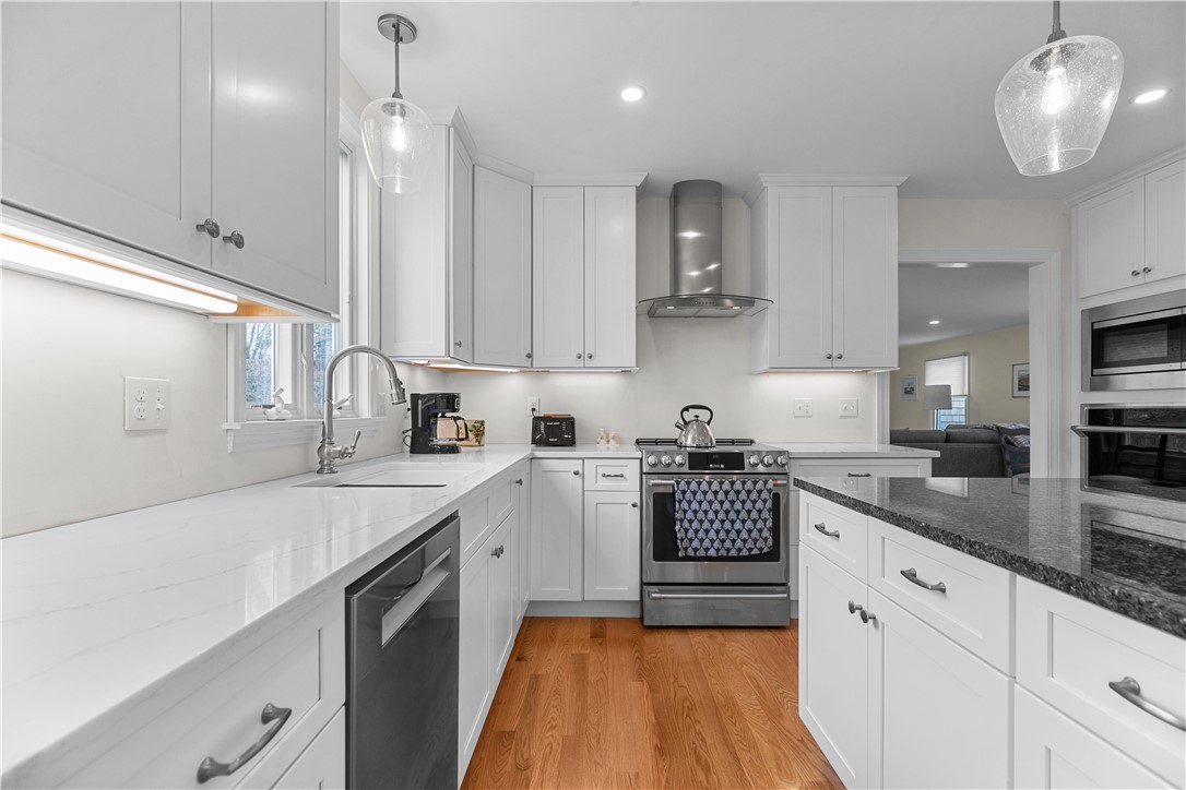 155 Taylor Road Portsmouth, RI 02871 - Photo 8 of 27