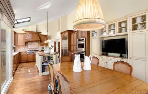 $2,499,999 | 8 Kodiak Drive, Woodbury, NY 11797