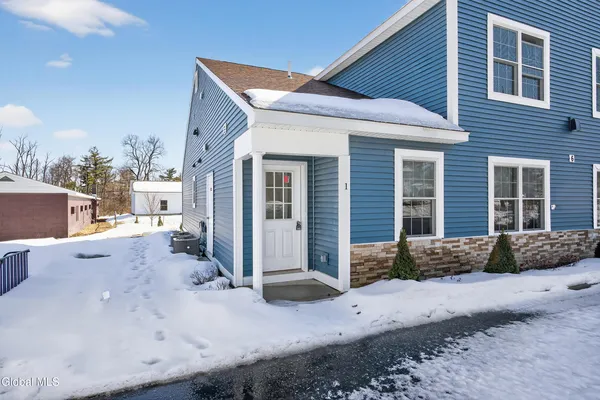 $2,000 | 6 Arrow Street, Unit 1, Colonie, NY 12304
