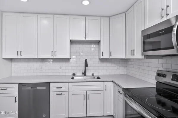 $2,000 | 6 Arrow Street, Unit 1, Colonie, NY 12304