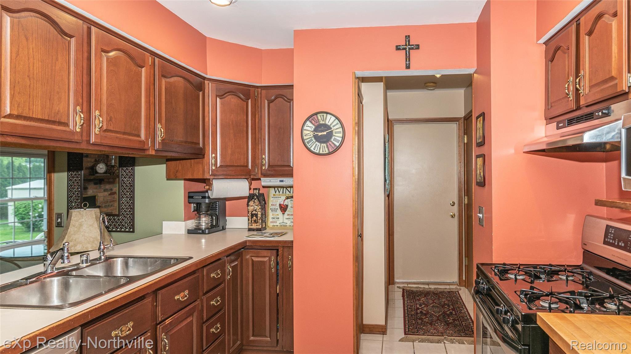 837 Meadowlake Road Canton, MI 48188 - Photo 20 of 51 019_11.jpg
