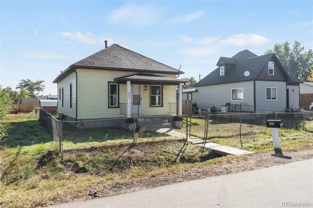 a view of a house with a backyard