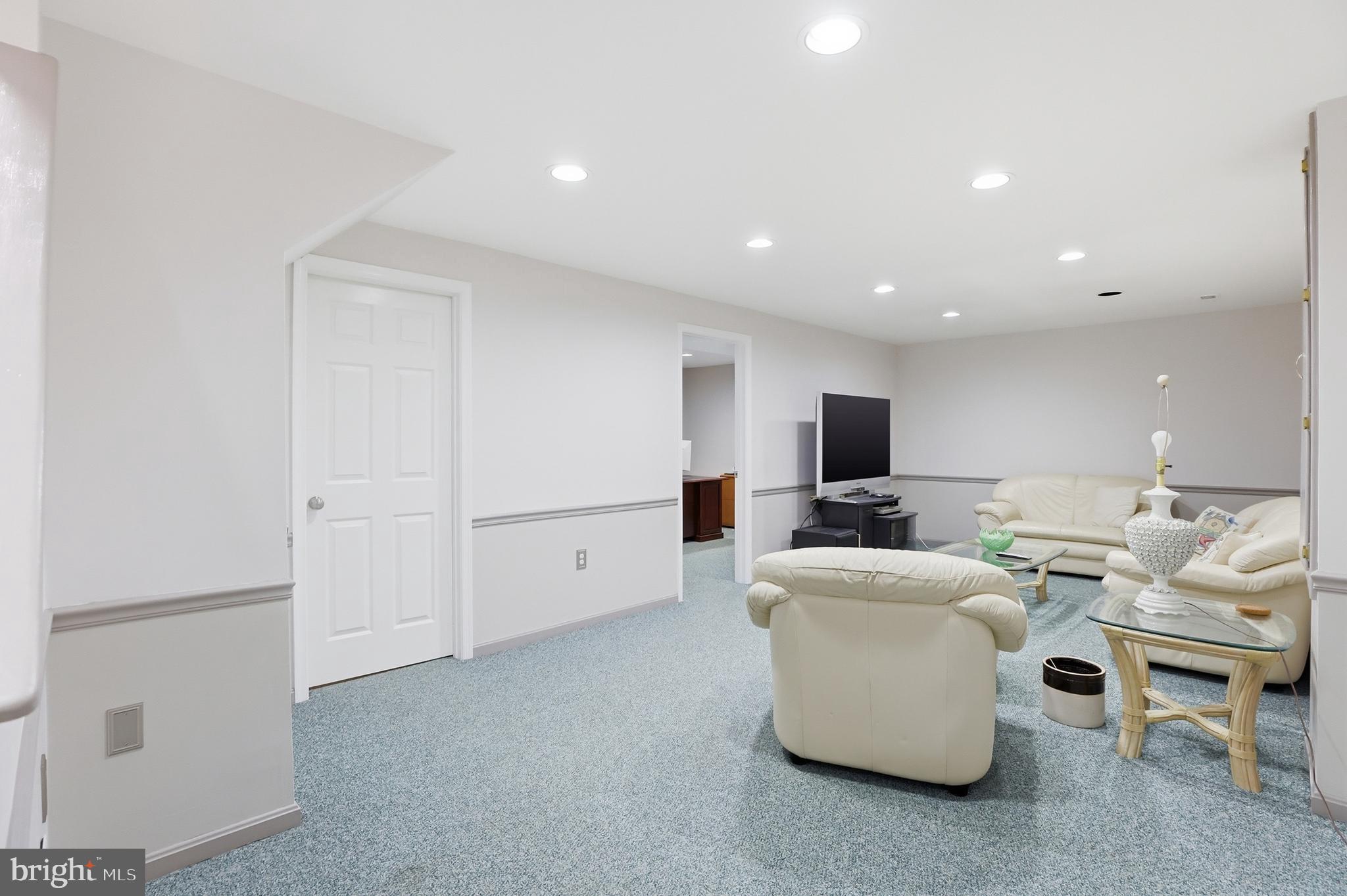 9709 Noble Ridge Terrace Gaithersburg, MD 20882 - Photo 35 of 64 a living room with furniture and a flat screen tv