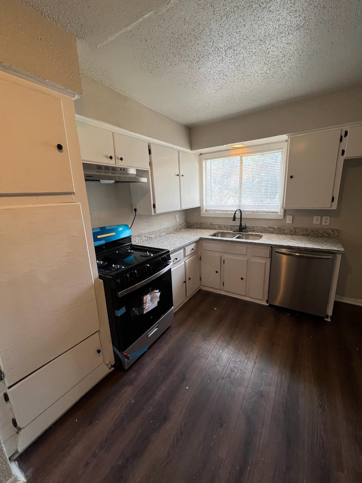 9306 St Lo Road Houston, TX 77033 - Photo 5 of 13 New stainless steel appliances and plenty of storage