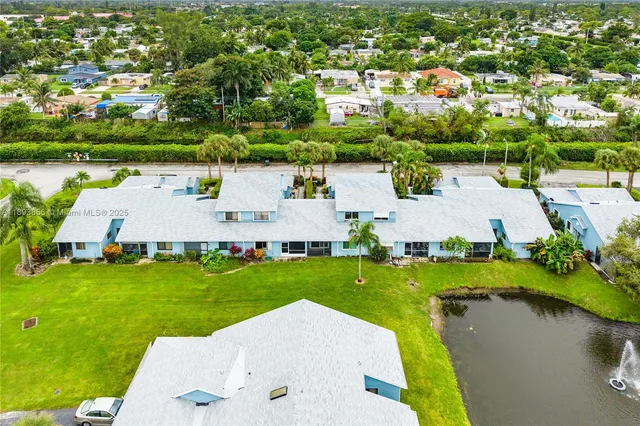 an aerial view of a house with outdoor space and lake view