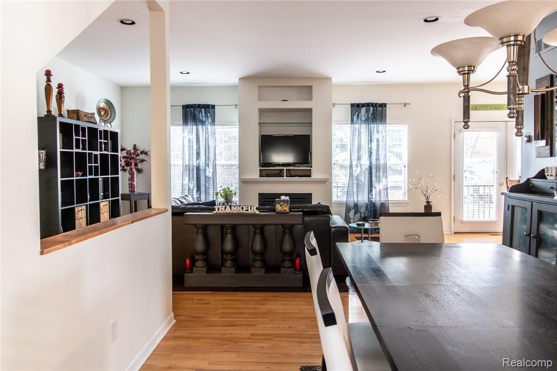 2654 Crooks Road Royal Oak, MI 48073 - Photo 15 of 35 Great Room