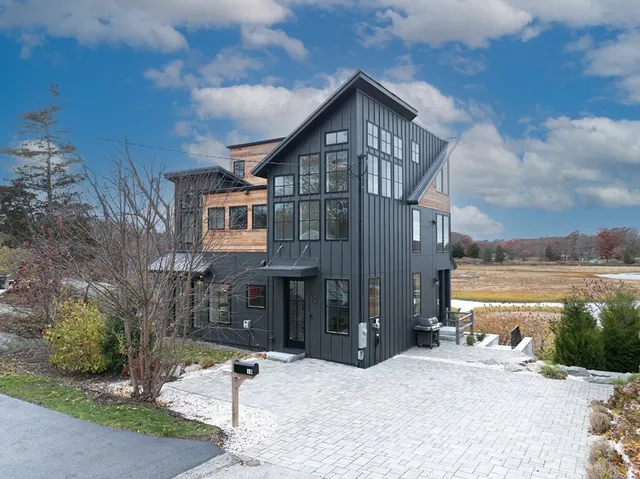 $2,290,000 | 10 Chestnut Place, Hingham, MA 02043