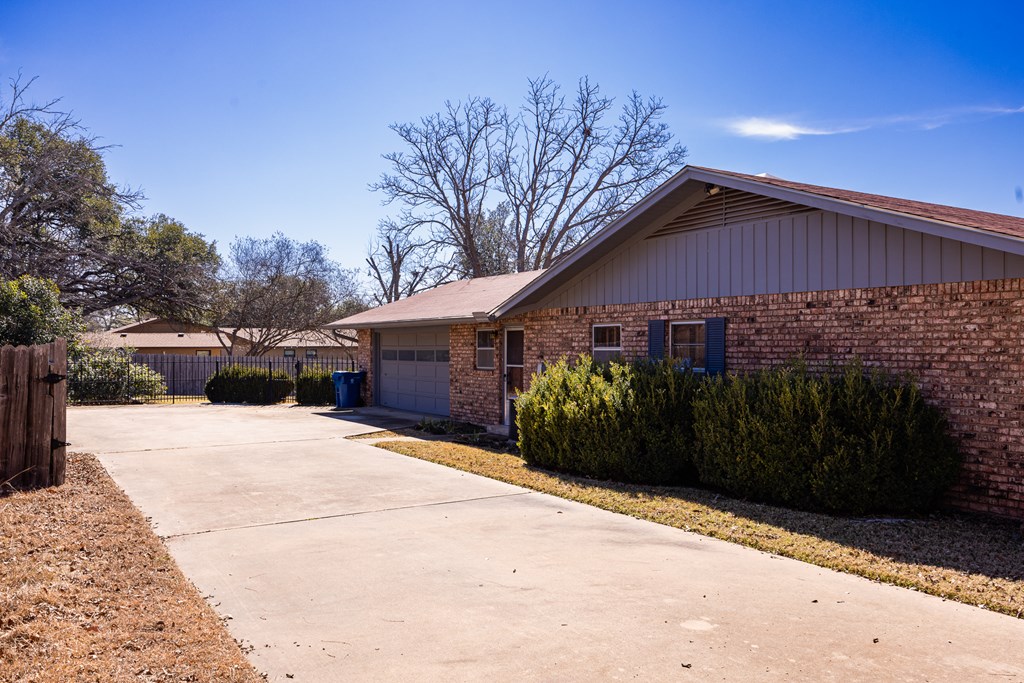 601 Overhill Drive Kerrville, TX 78028 - Photo 24 of 24 Rear Entry Garage