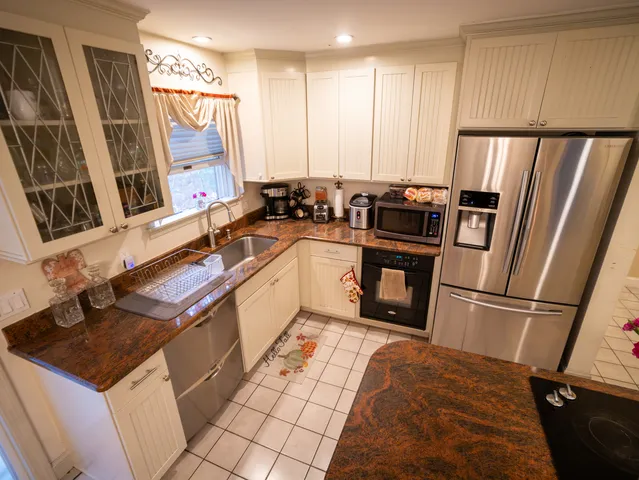 $364,900 | 5 Windy Ridge Place, Unit 5, Waterford, CT 06385