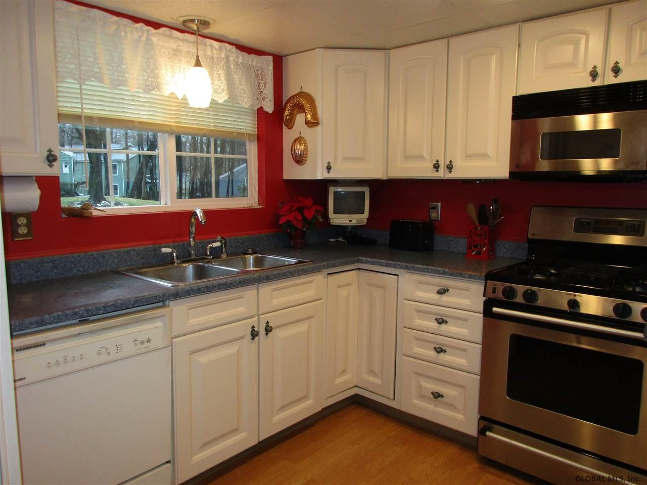 21 Leaf Road Bethlehem, NY 12054 - Photo 3 of 20 Photo 3