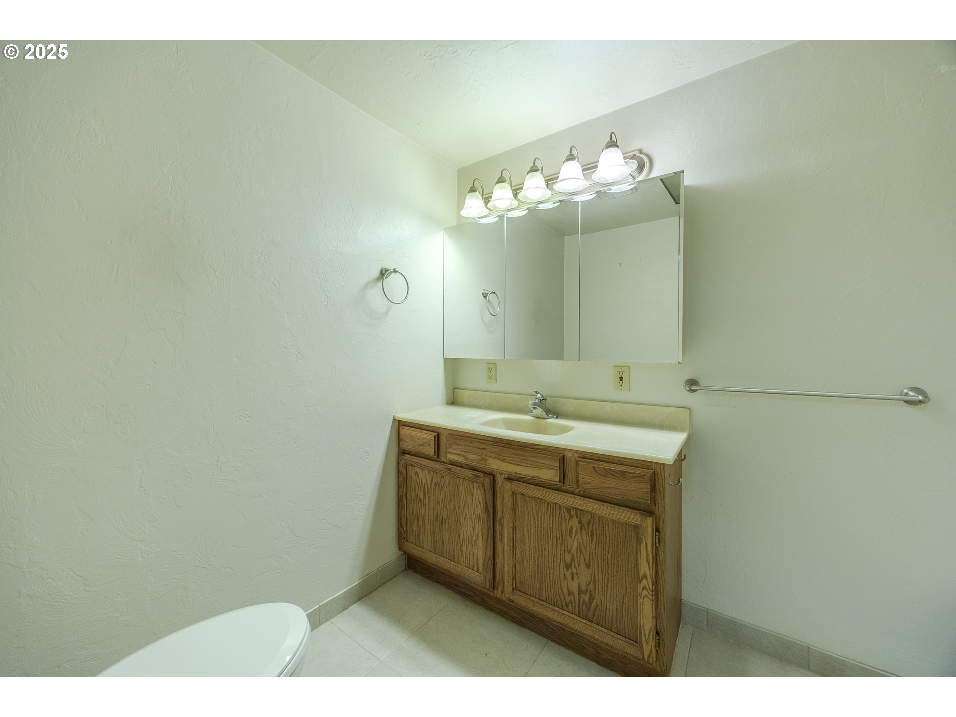 87845 Upland Street Springfield, OR 97478 - Photo 19 of 37 Bathroom