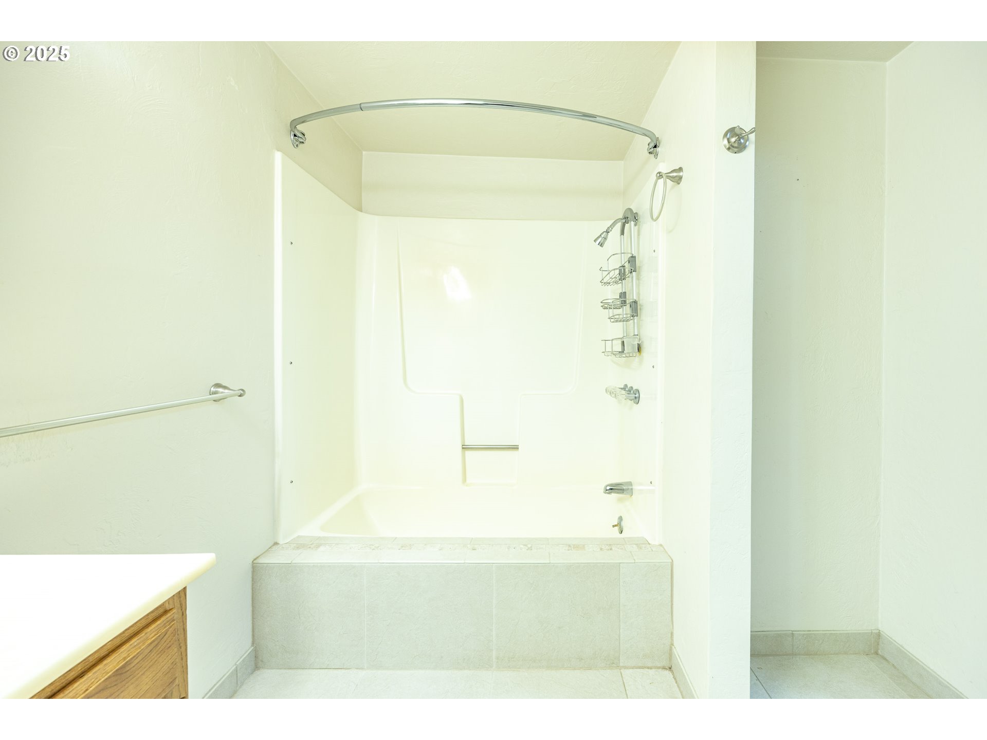 87845 Upland Street Springfield, OR 97478 - Photo 20 of 37 Bathroom