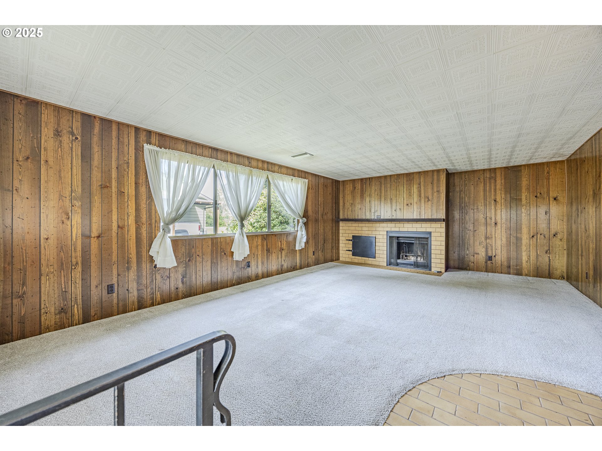 87845 Upland Street Springfield, OR 97478 - Photo 3 of 37 Living Room/Entrance