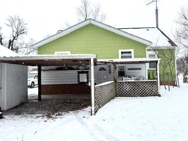 a view of a backyard