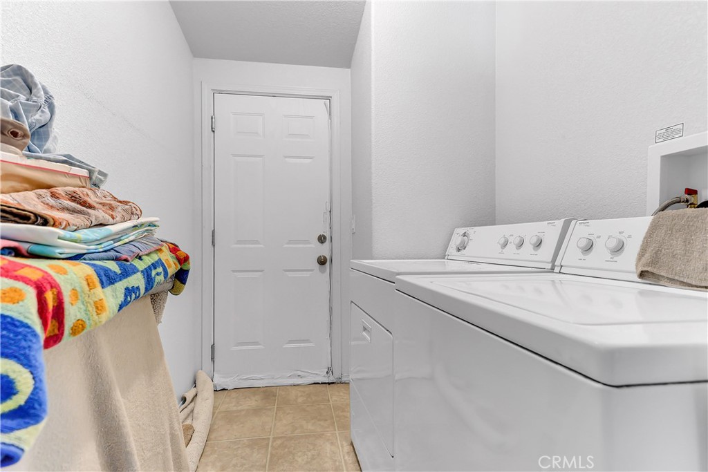 29520 Piani Road Pearblossom, CA 93553 - Photo 14 of 34 a utility room with dryer and washer