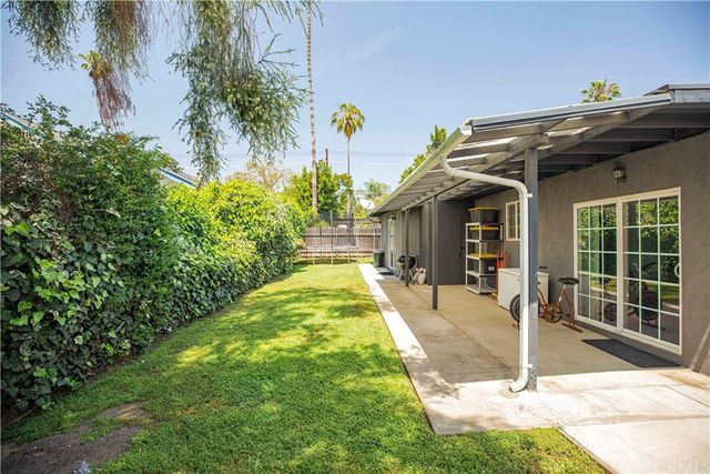 a view of a house with backyard