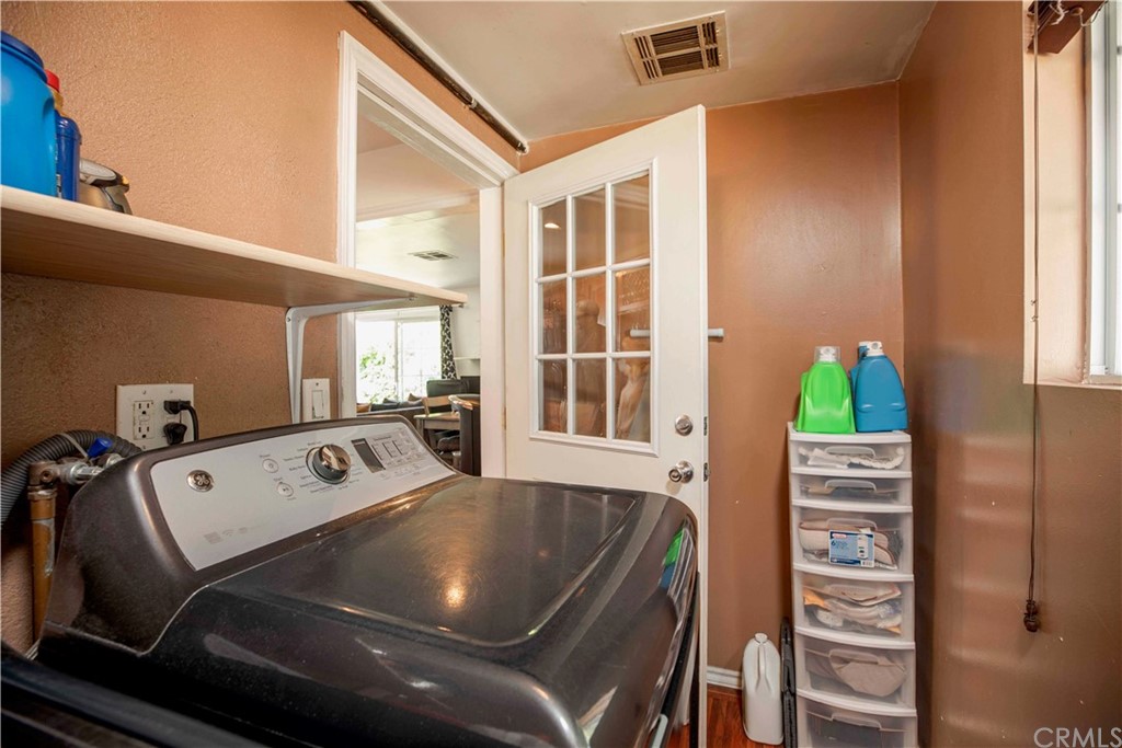 2021 Forest Avenue Pasadena, CA 91103 - Photo 8 of 18 a living room with furniture