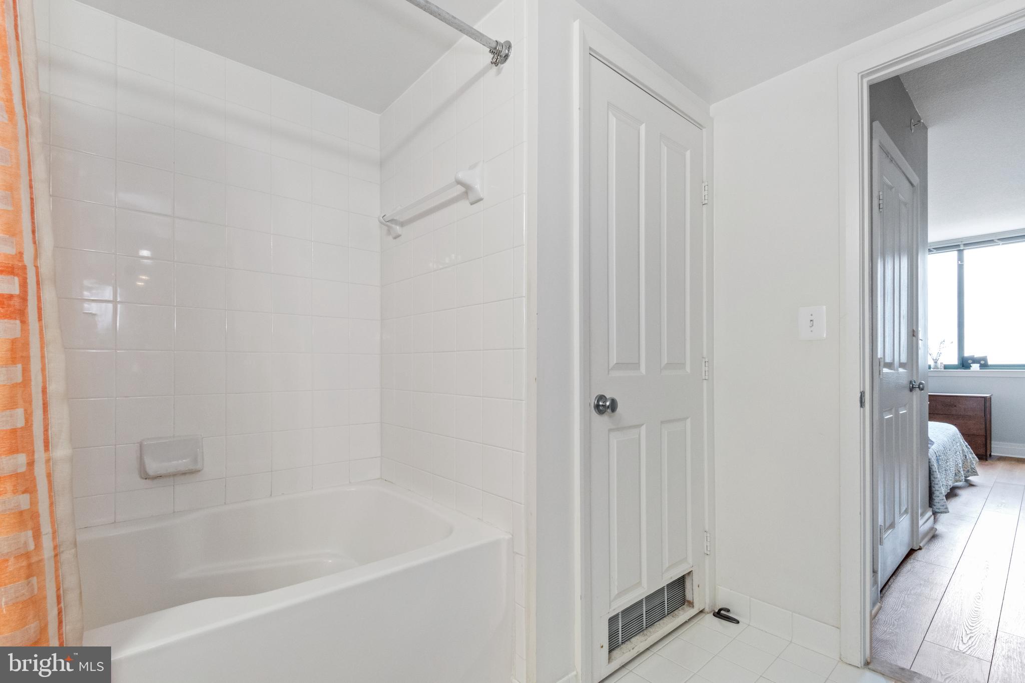 414 Water Street, Unit 2310 Baltimore, MD 21202 - Photo 18 of 31 a bathroom with a bathtub