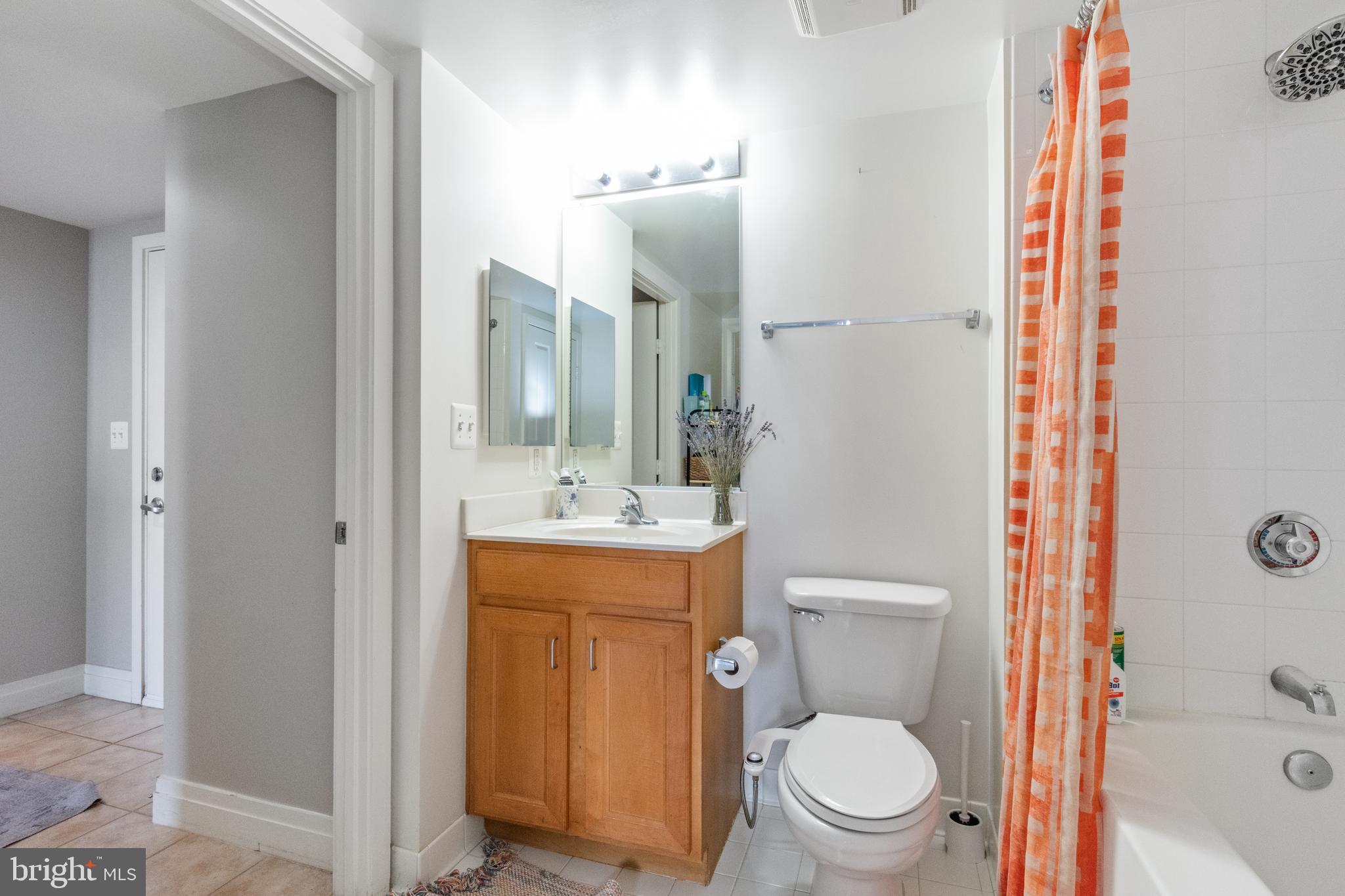 414 Water Street, Unit 2310 Baltimore, MD 21202 - Photo 20 of 31 a bathroom with a toilet a sink and mirror
