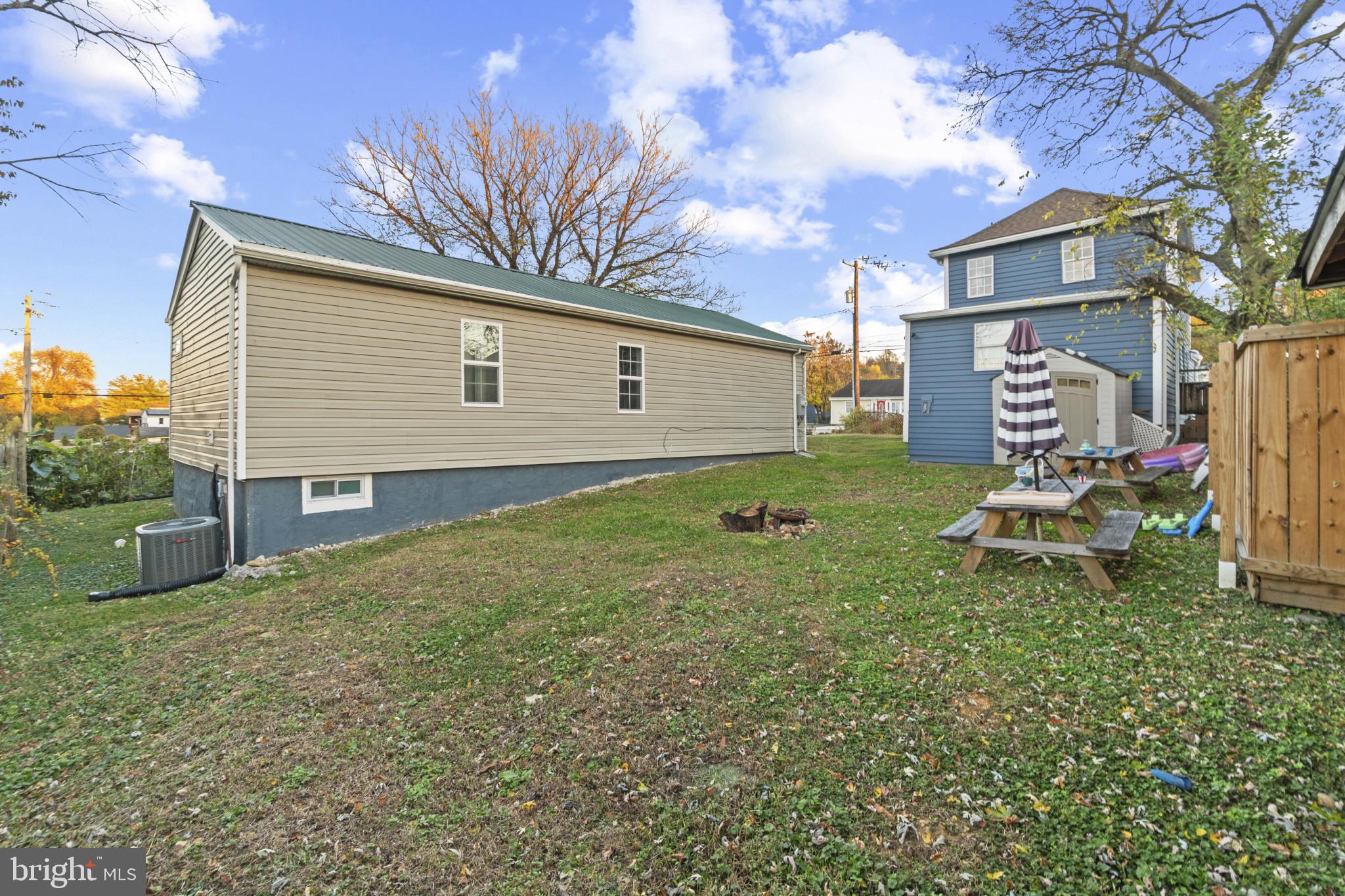 5904 Belle Grove Road Baltimore, MD 21225 - Photo 28 of 32 a backyard of a house with table and chairs