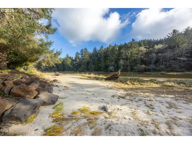 $145,000 | 5142 Southeast Highway 101, Unit 14, Lincoln City, OR 97367