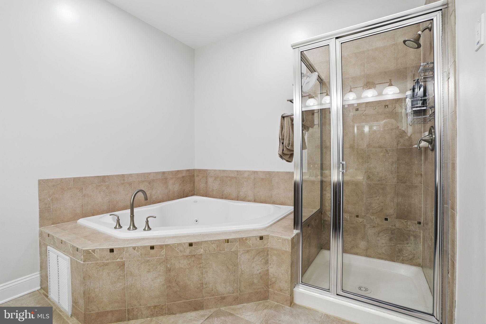 707 Abby Road Middletown, NJ 07748 - Photo 19 of 31 Master Bath