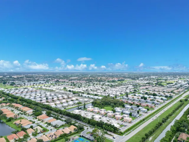 a picture of a room with a floor plan