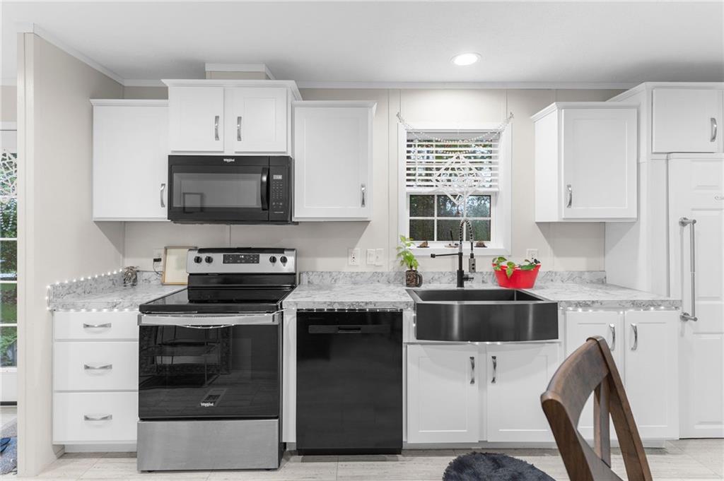 318 Meadowbrook Road Hermitage, PA 16148 - Photo 7 of 18 a kitchen with a stove and a microwave