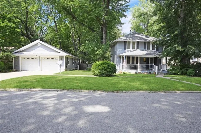 $167,400 | 322 Arch Street, Leavenworth, KS 66048