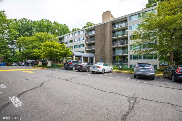 $2,100 | 4415 Briarwood Court North, Unit 53, Annandale, VA 22003