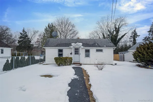 $375,000 | 1049 Woodcrest Avenue, Riverhead, NY 11901