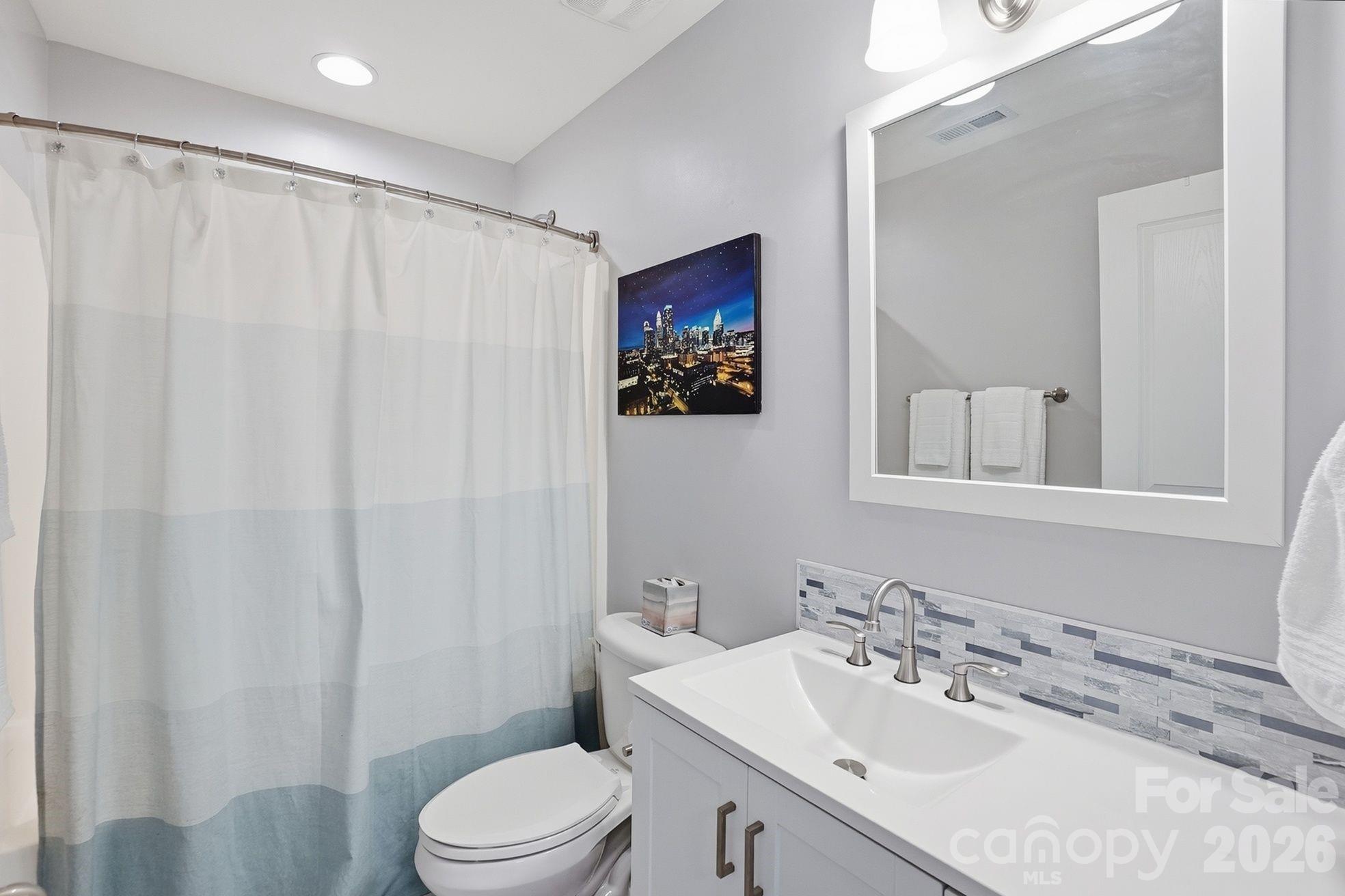 8512 Sunset Hill Road Waxhaw, NC 28173 - Photo 22 of 36 a bathroom with a sink toilet and mirror