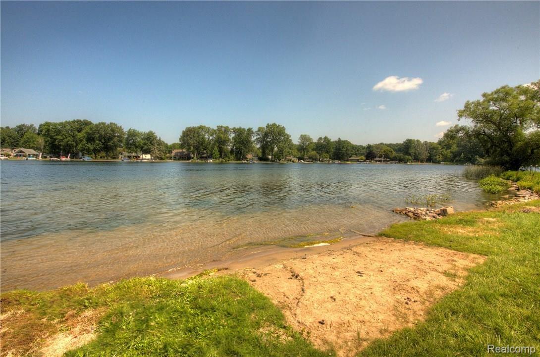 5755 Longpoint Drive Howell, MI 48843 - Photo 16 of 59 930A8972_3_4.jpg