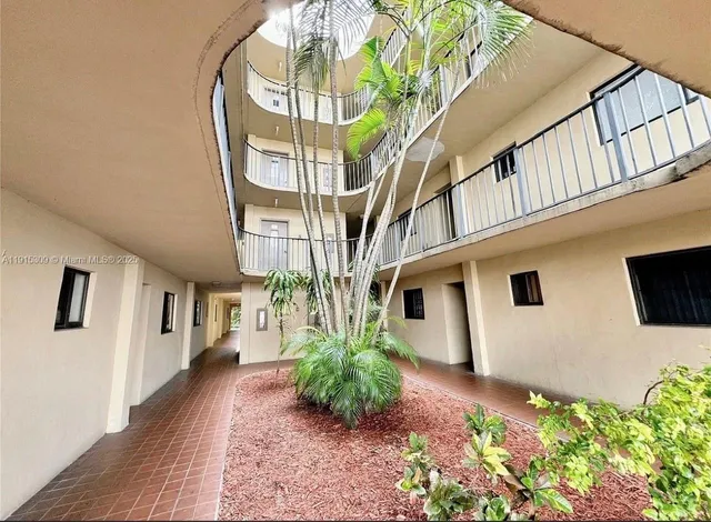 a view of entryway in front of house