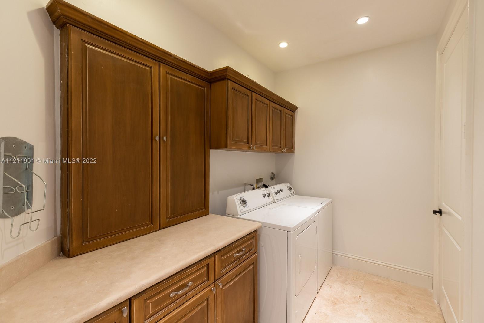 3471 Main Highway, Unit 928 Miami, FL 33133 - Photo 30 of 35 a utility room with dryer and washer