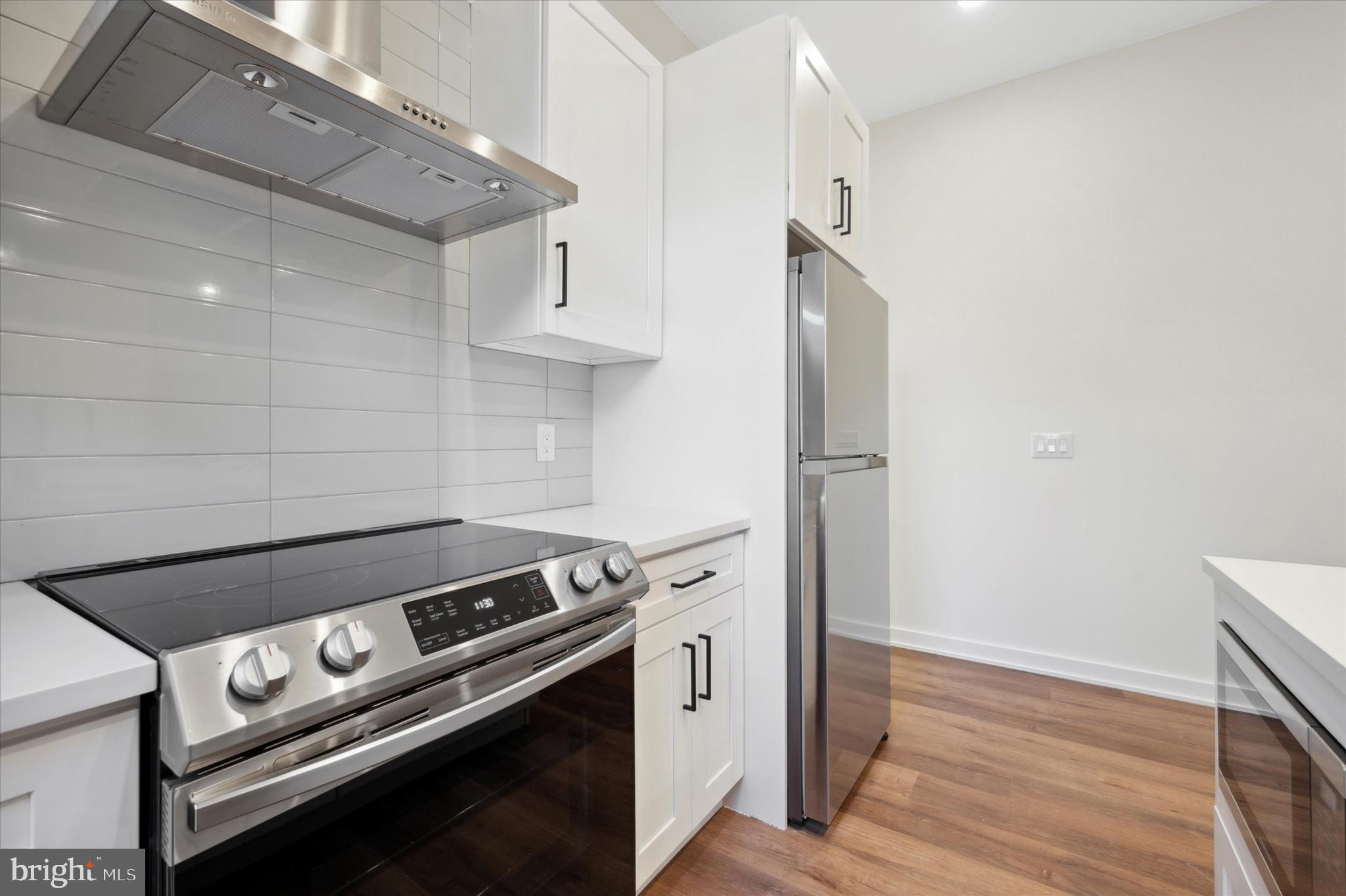 2513 North Howard Street, Unit 303 Philadelphia, PA 19133 - Photo 11 of 24 a close view of stove top oven