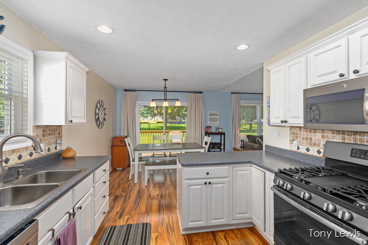 6583 Ravineview Southeast Caledonia, MI 49316 - Photo 11 of 39 Kitchen/dining area