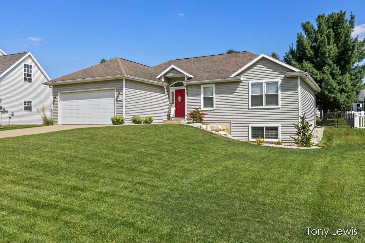 6583 Ravineview Southeast Caledonia, MI 49316 - Photo 2 of 39 Large front yard