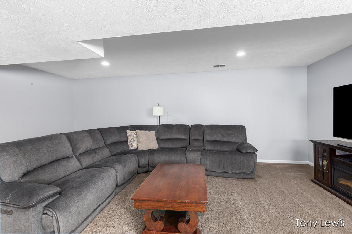 6583 Ravineview Southeast Caledonia, MI 49316 - Photo 22 of 39 Family room