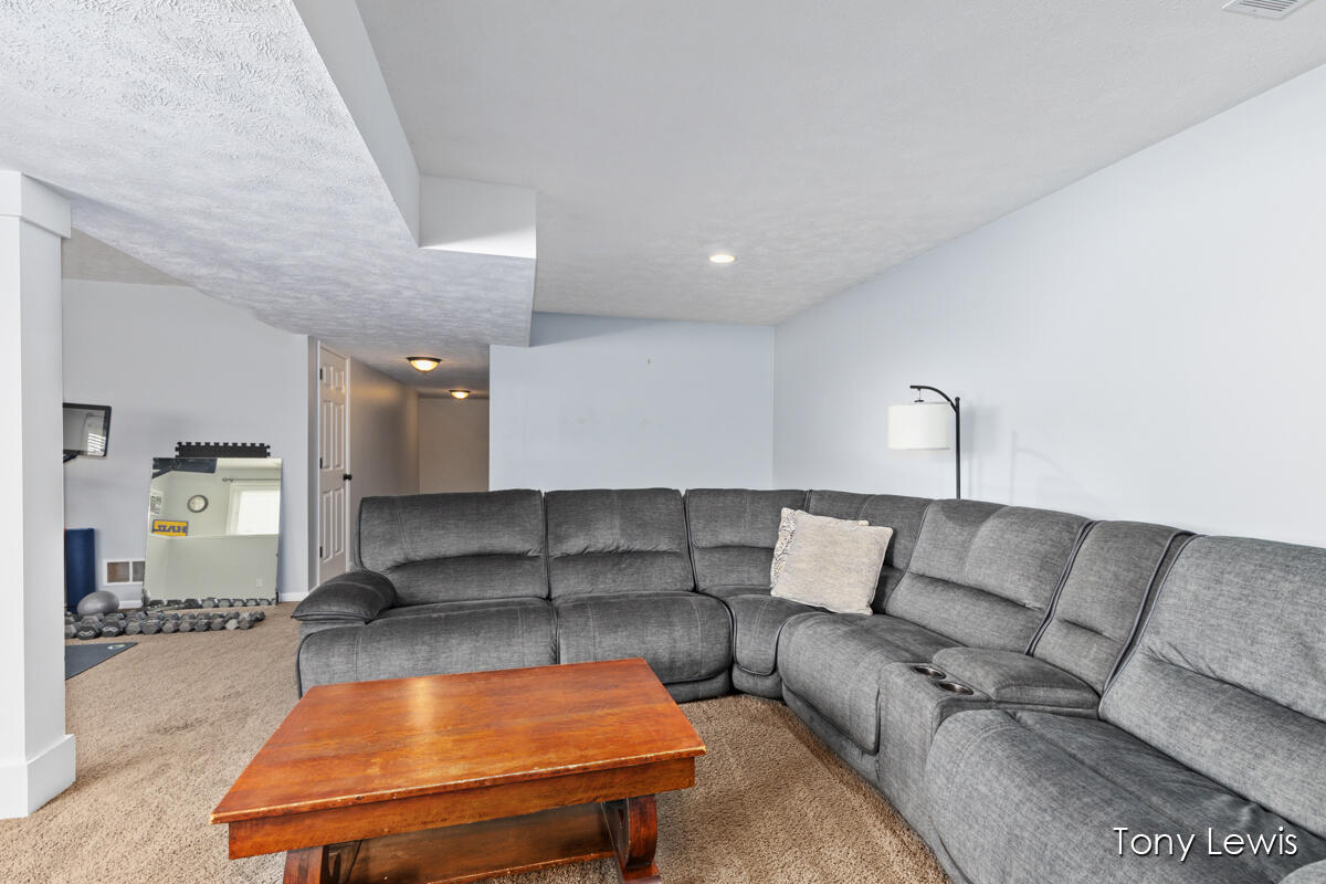 6583 Ravineview Southeast Caledonia, MI 49316 - Photo 23 of 39 Family room