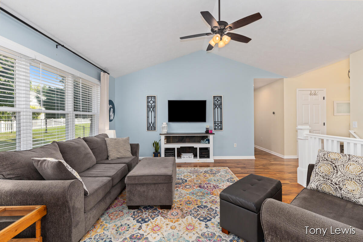 6583 Ravineview Southeast Caledonia, MI 49316 - Photo 5 of 39 Great room w/cathedral ceilings