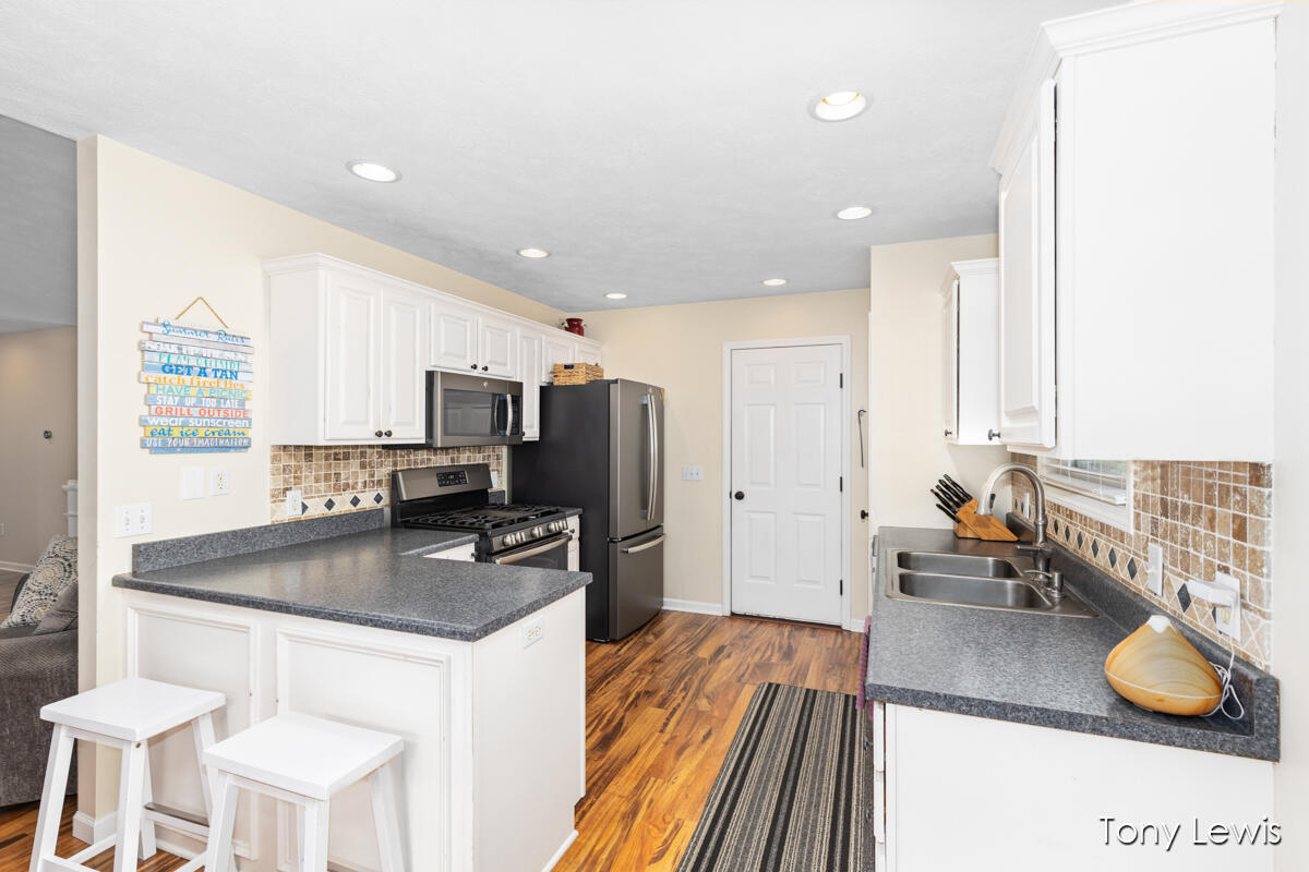 6583 Ravineview Southeast Caledonia, MI 49316 - Photo 8 of 39 Kitchen w/snack bar