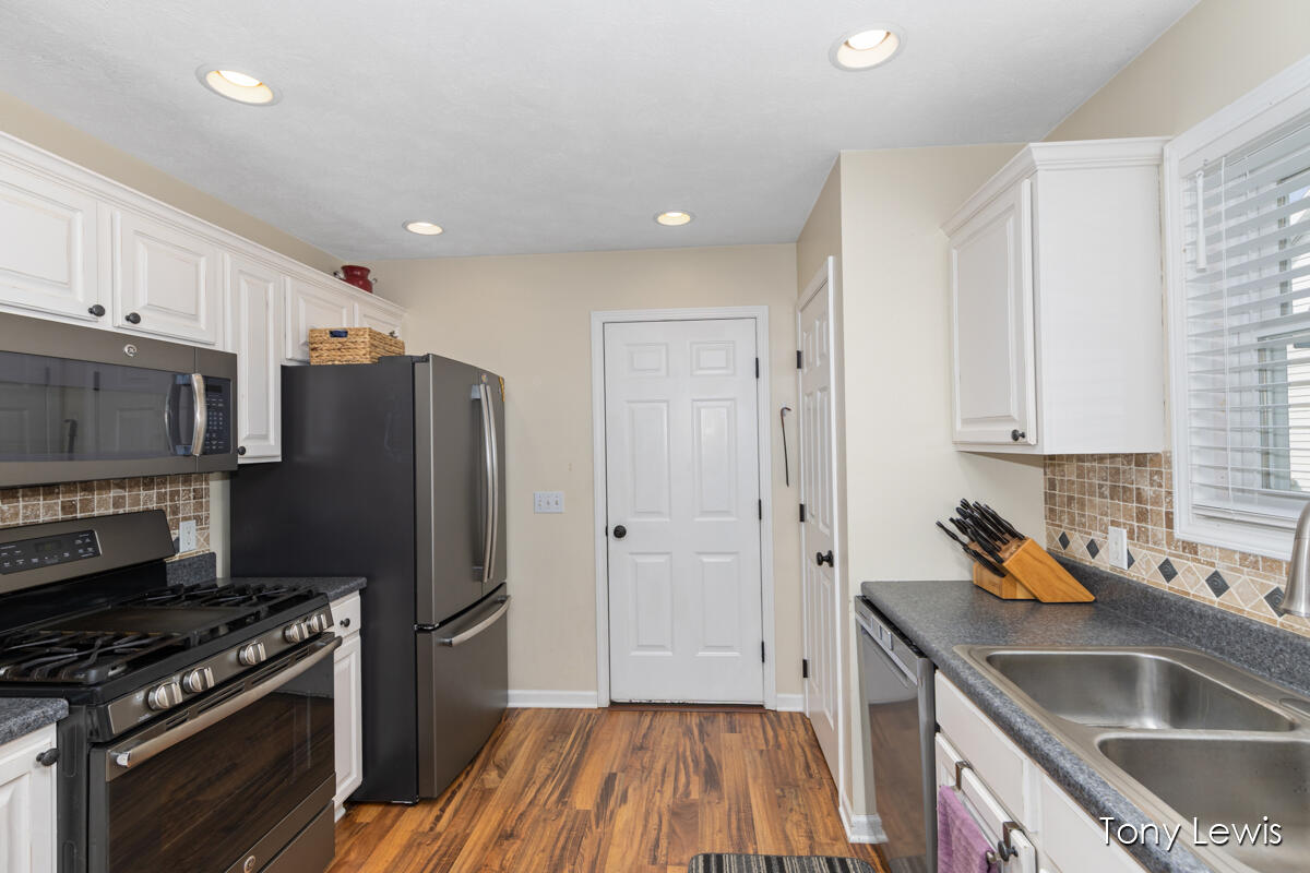 6583 Ravineview Southeast Caledonia, MI 49316 - Photo 10 of 39 Kitchen w/pantry