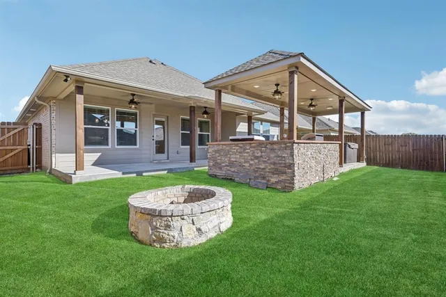 a view of a house with a backyard