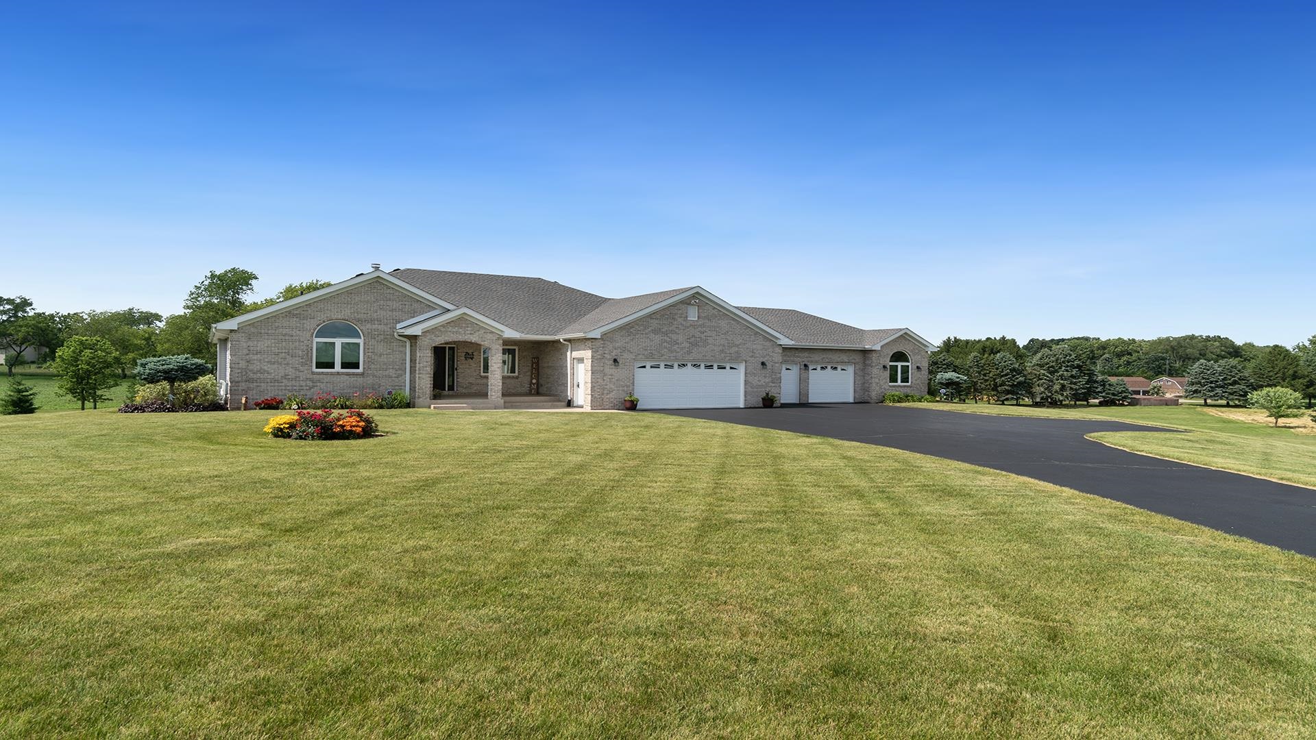 2814 Squaw Prairie Road Belvidere, IL 61008 - Photo 2 of 60 Gallery Image 2