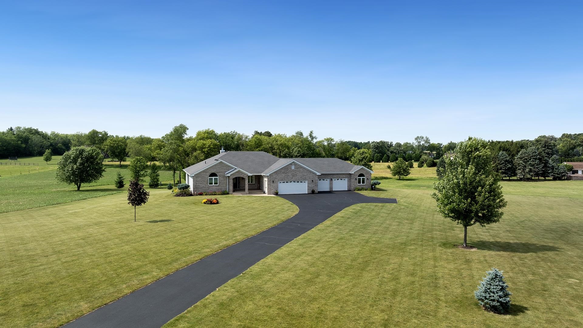 2814 Squaw Prairie Road Belvidere, IL 61008 - Photo 3 of 60 Gallery Image 3