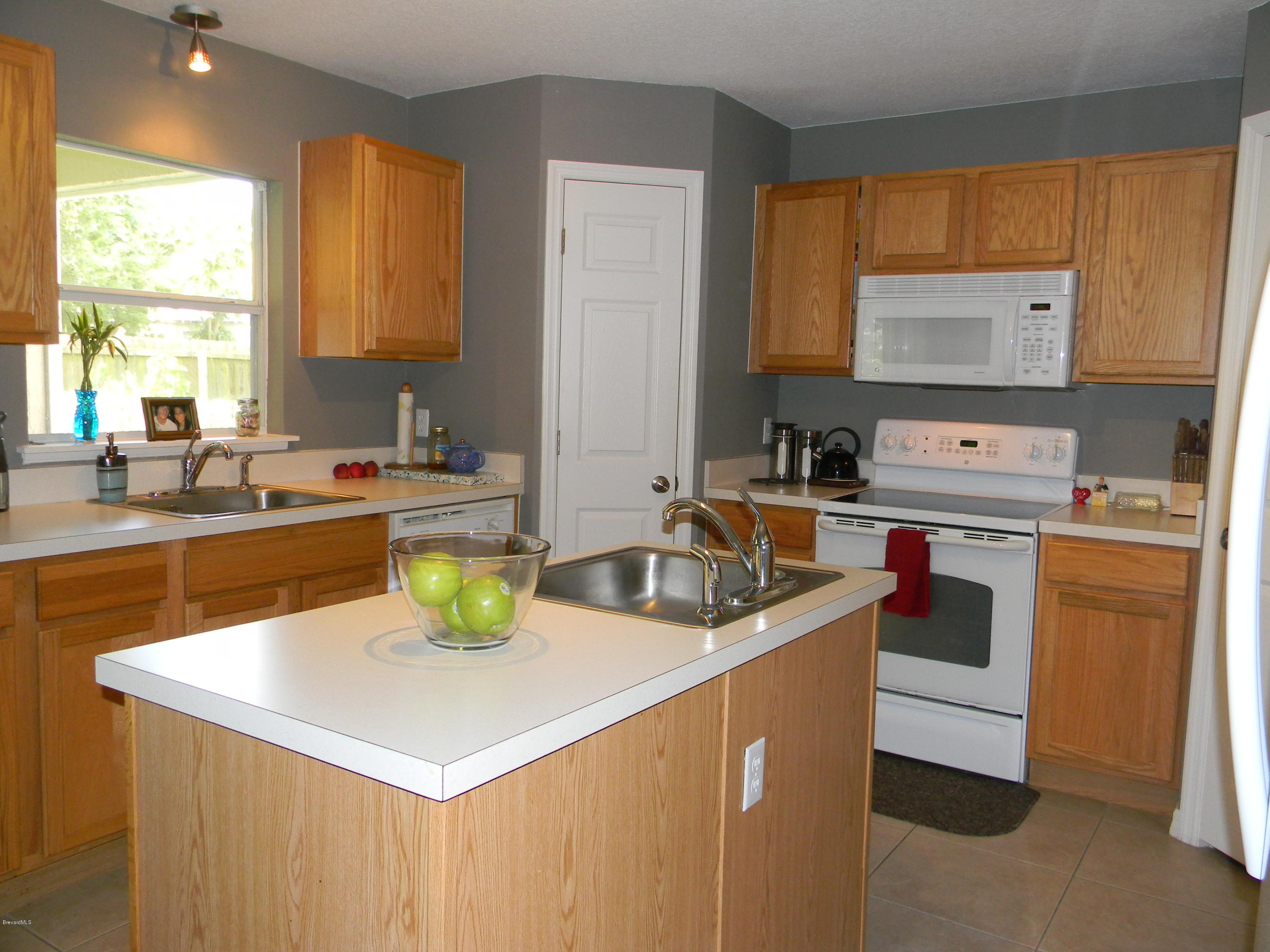 4635 Elena Way Melbourne, FL 32934 - Photo 5 of 19 Kitchen