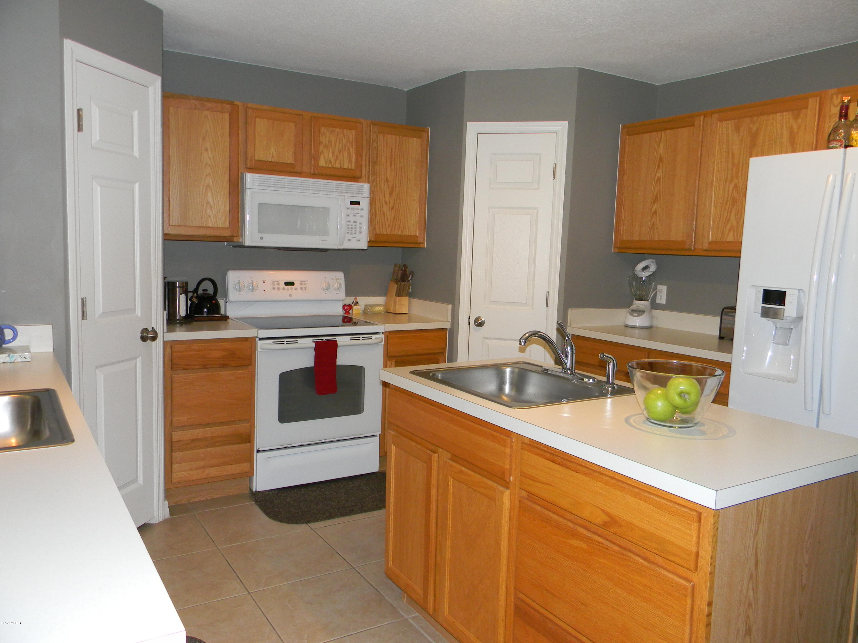 4635 Elena Way Melbourne, FL 32934 - Photo 6 of 19 Kitchen